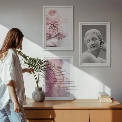 Composizione di quadri peonie e scultura astratta di donna