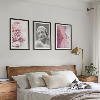 Composizione di quadri Peonie, scultura astratta di donna