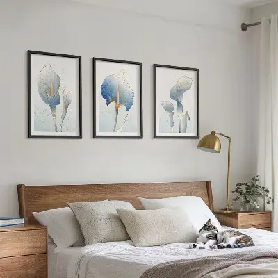 Set di 3 quadri con fiori blu sullo sfondo