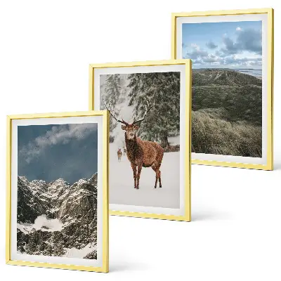 Composizione di quadri con montagna, cervi delle nevi e paesaggio forestale