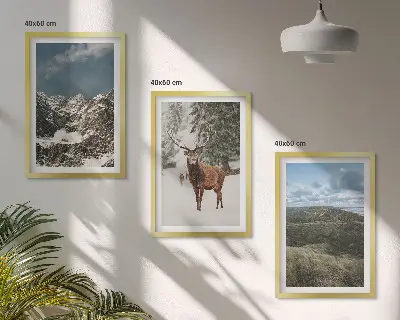 Composizione di quadri con montagna, cervi delle nevi e paesaggio forestale