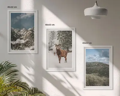 Composizione di quadri con montagna, cervi delle nevi e paesaggio forestale