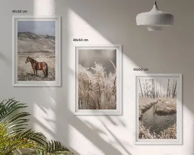 Set di quadri incorniciati con stampa di cavalli in un paesaggio con erba e ruscello