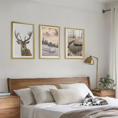 Set di quadri incorniciati paesaggio invernale con rifugio per cervi