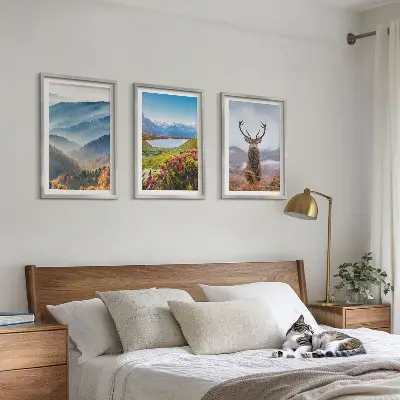 Composizione di quadri con paesaggio naturale di lago di montagna e cervo