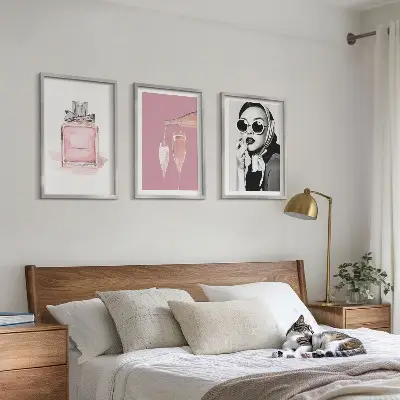 Set di 3 quadri con eleganti accessori rosa