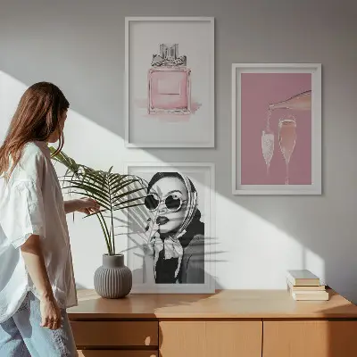 Set di 3 quadri con eleganti accessori rosa