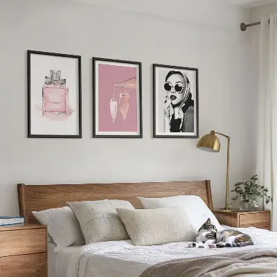 Set di 3 quadri con eleganti accessori rosa