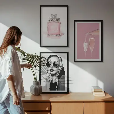 Set di 3 quadri con eleganti accessori rosa