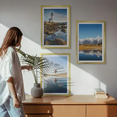 Set di quadri incorniciati con panorami naturali di fari, montagne e mongolfiere