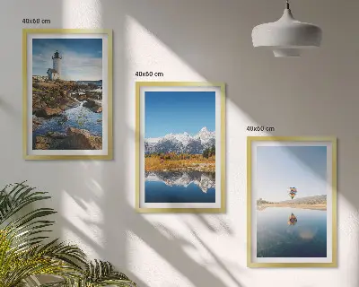Set di quadri incorniciati con panorami naturali di fari, montagne e mongolfiere