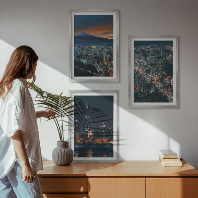 Composizione di quadri Vista notturna della città dalle montagne.