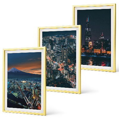 Composizione di quadri Vista notturna della città dalle montagne.