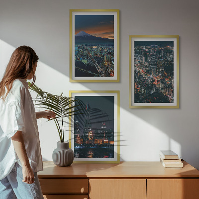 Composizione di quadri Vista notturna della città dalle montagne.