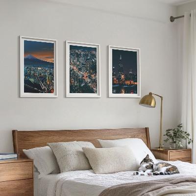 Composizione di quadri Vista notturna della città dalle montagne.