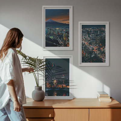 Composizione di quadri Vista notturna della città dalle montagne.