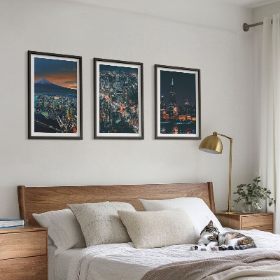 Composizione di quadri Vista notturna della città dalle montagne.