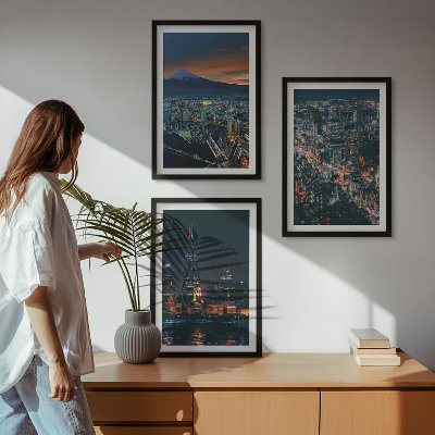 Composizione di quadri Vista notturna della città dalle montagne.