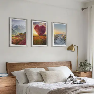 Set di quadri incorniciati con paesaggio di montagne, alberi, cuore e molo