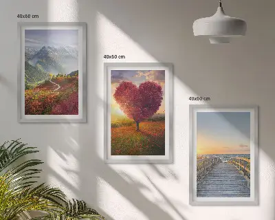 Set di quadri incorniciati con paesaggio di montagne, alberi, cuore e molo