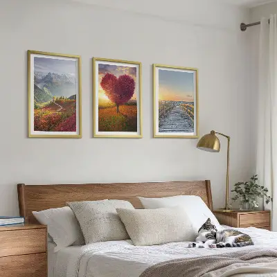 Set di quadri incorniciati con paesaggio di montagne, alberi, cuore e molo