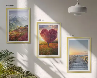 Set di quadri incorniciati con paesaggio di montagne, alberi, cuore e molo