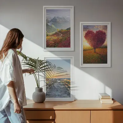 Set di quadri incorniciati con paesaggio di montagne, alberi, cuore e molo