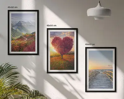 Set di quadri incorniciati con paesaggio di montagne, alberi, cuore e molo