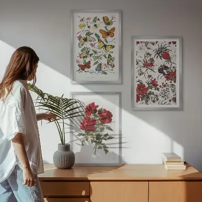 Composizione di quadri con farfalle fiori e rose rosse