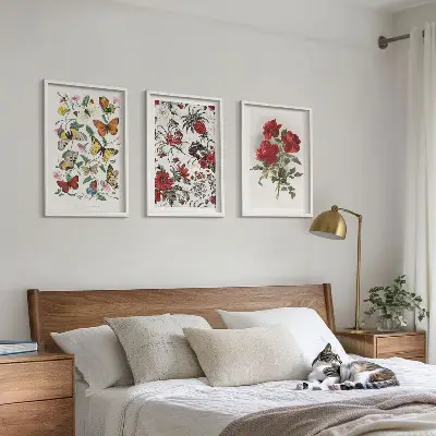 Composizione di quadri con farfalle fiori e rose rosse