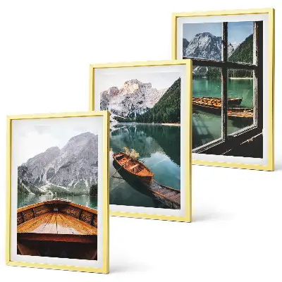 Composizione di quadri con veduta della finestra sulle barche al lago di montagna