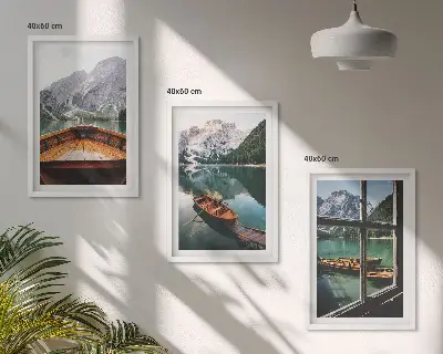 Composizione di quadri con veduta della finestra sulle barche al lago di montagna