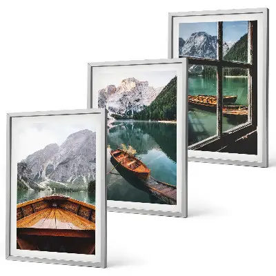 Composizione di quadri con veduta della finestra sulle barche al lago di montagna