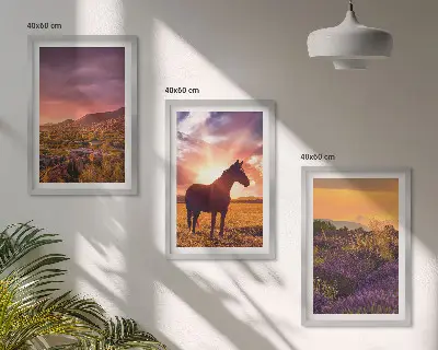 Paesaggio montano con un cavallo set di 3 quadri