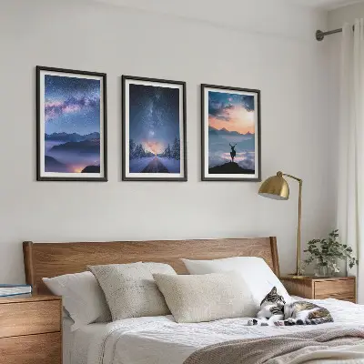 Set di 3 quadri con cielo notturno, montagne, nebbia e cervo