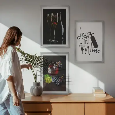 Composizione di quadri con bicchieri da vino, uva e scritta