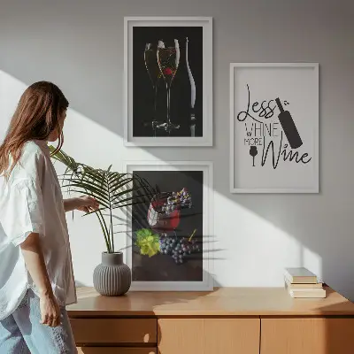 Composizione di quadri con bicchieri da vino, uva e scritta