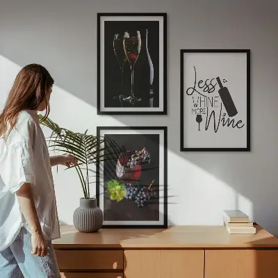 Composizione di quadri con bicchieri da vino, uva e scritta