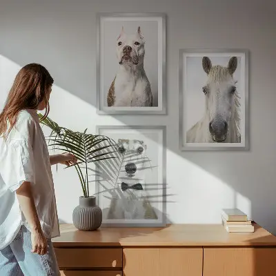 Composizione di quadri ritratti di cani e cavalli in stile elegante