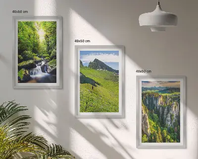 Composizione di quadri con paesaggio di montagne verdi, cascata e foresta