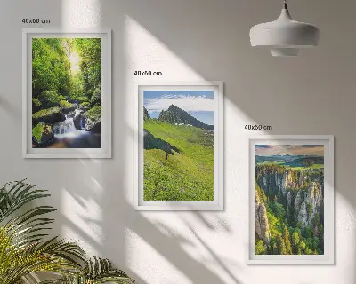Composizione di quadri con paesaggio di montagne verdi, cascata e foresta