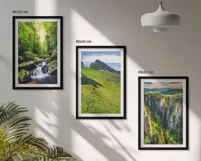 Composizione di quadri con paesaggio di montagne verdi, cascata e foresta