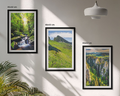 Composizione di quadri Montagne verdi cascata foresta