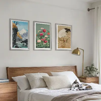 Composizione di quadri con paesaggio di montagne, fiume, fiori e gru