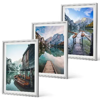 Set di 3 quadri con lago, montagne e barche di legno
