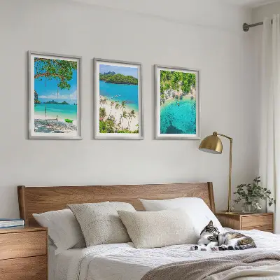Composizione di quadri con spiagge, palme e acqua cristallina