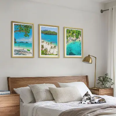 Composizione di quadri con spiagge, palme e acqua cristallina