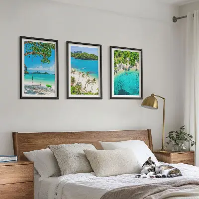 Composizione di quadri con spiagge, palme e acqua cristallina