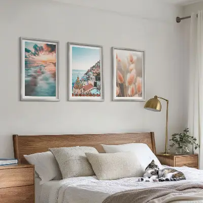 Set di quadri incorniciati con tramonto sul mare, case e fiori
