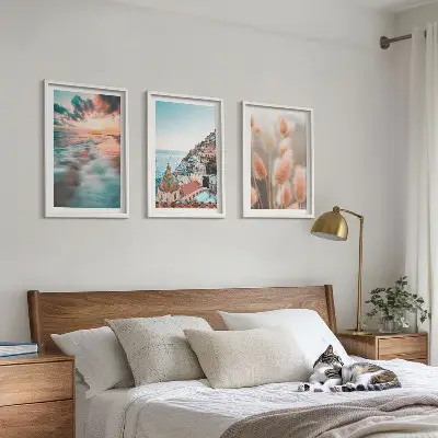 Set di quadri incorniciati con tramonto sul mare, case e fiori